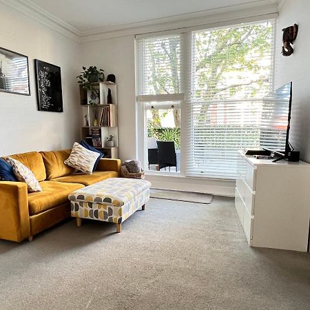 Stylish One-Bedroom Rental With Private Patio In Zone 2 London Luaran gambar