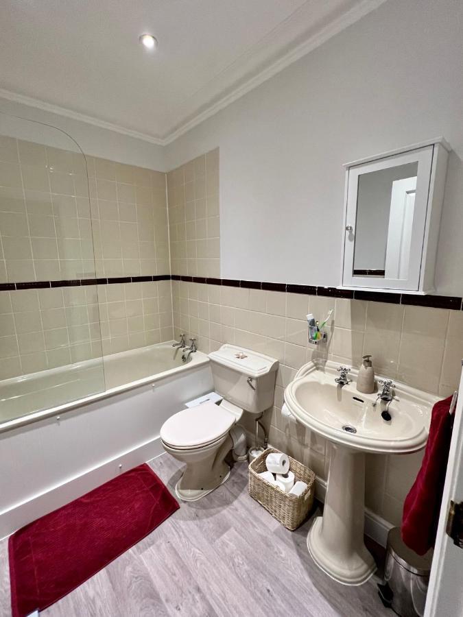 Stylish One-Bedroom Rental With Private Patio In Zone 2 London Luaran gambar