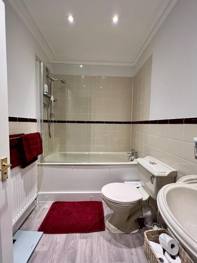 Stylish One-Bedroom Rental With Private Patio In Zone 2 London Luaran gambar