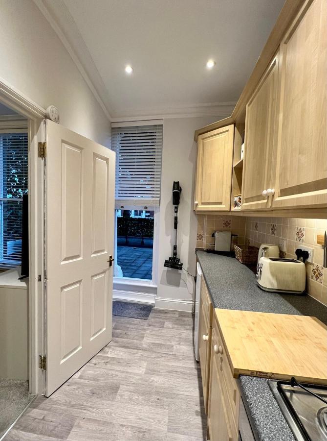 Stylish One-Bedroom Rental With Private Patio In Zone 2 London Luaran gambar