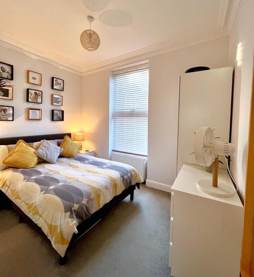 Stylish One-Bedroom Rental With Private Patio In Zone 2 London Luaran gambar