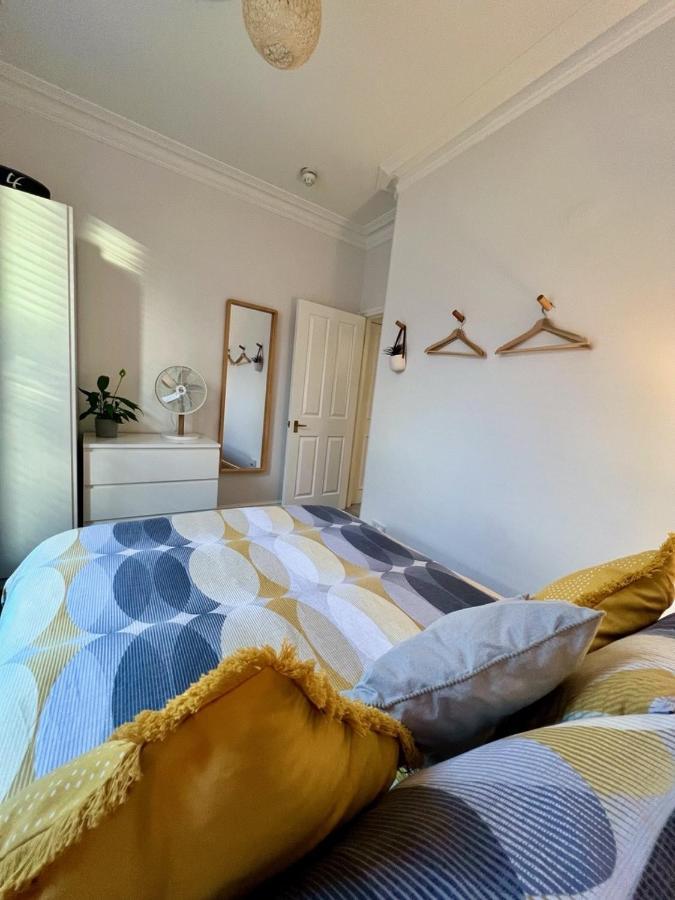 Stylish One-Bedroom Rental With Private Patio In Zone 2 London Luaran gambar