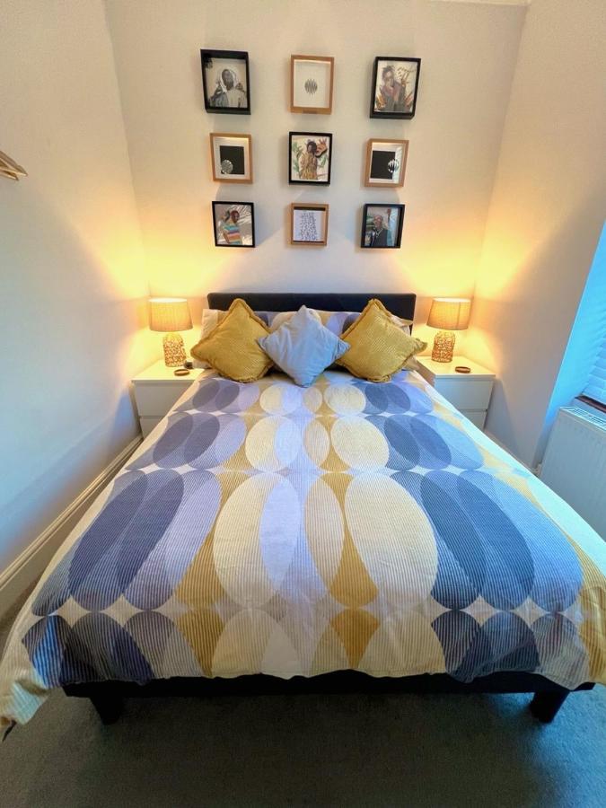 Stylish One-Bedroom Rental With Private Patio In Zone 2 London Luaran gambar