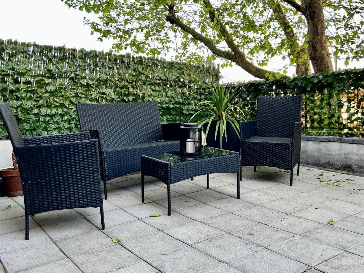Stylish One-Bedroom Rental With Private Patio In Zone 2 London Luaran gambar