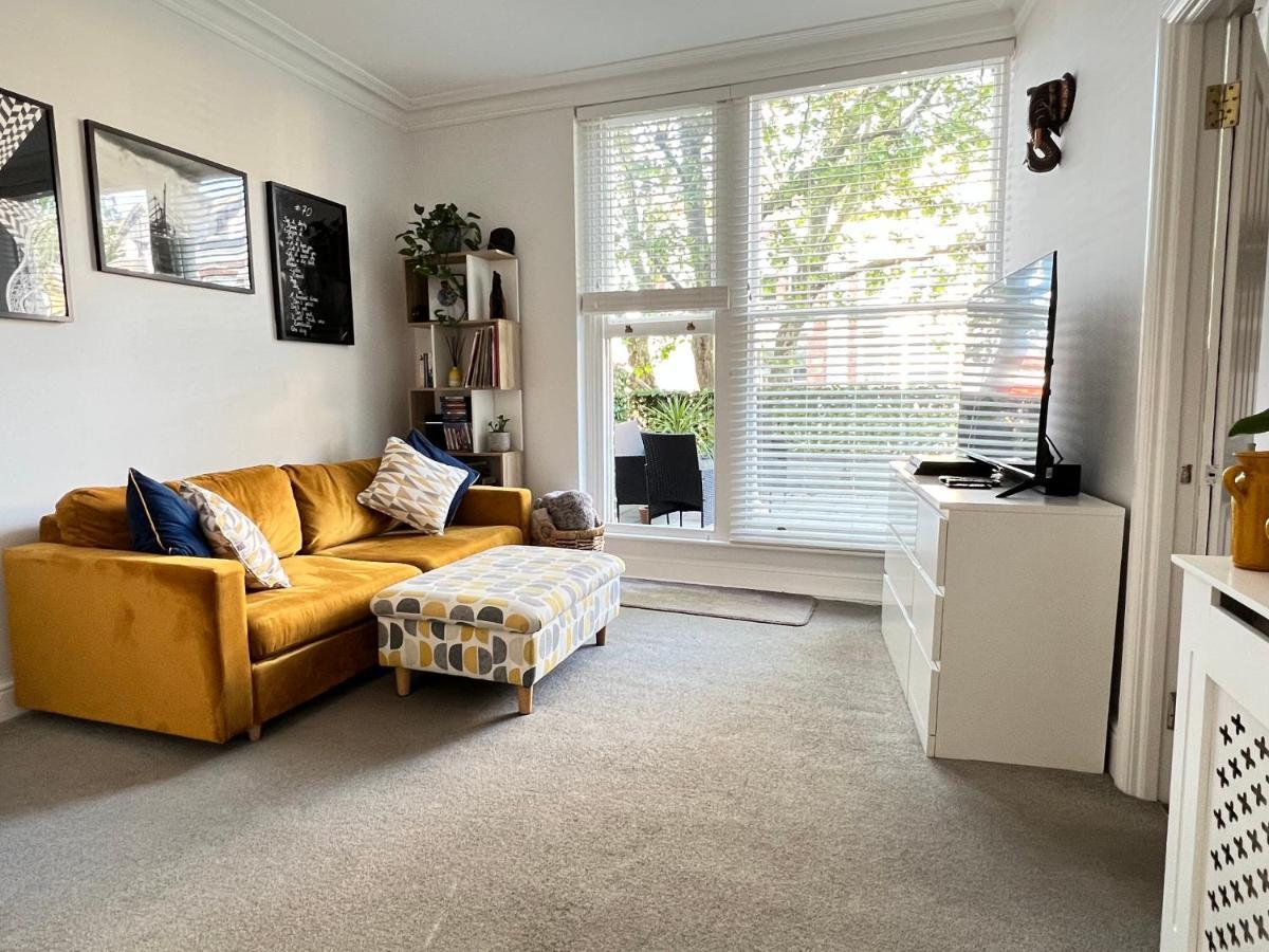 Stylish One-Bedroom Rental With Private Patio In Zone 2 London Luaran gambar