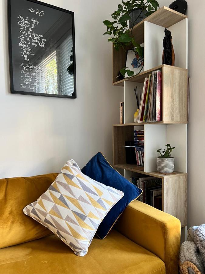 Stylish One-Bedroom Rental With Private Patio In Zone 2 London Luaran gambar