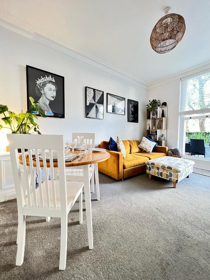 Stylish One-Bedroom Rental With Private Patio In Zone 2 London Luaran gambar
