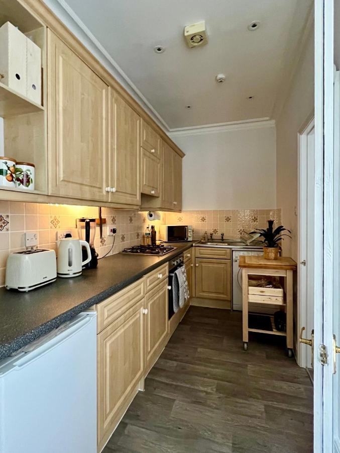 Stylish One-Bedroom Rental With Private Patio In Zone 2 London Luaran gambar