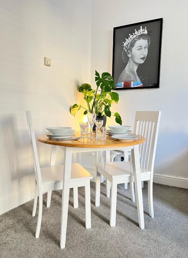 Stylish One-Bedroom Rental With Private Patio In Zone 2 London Luaran gambar