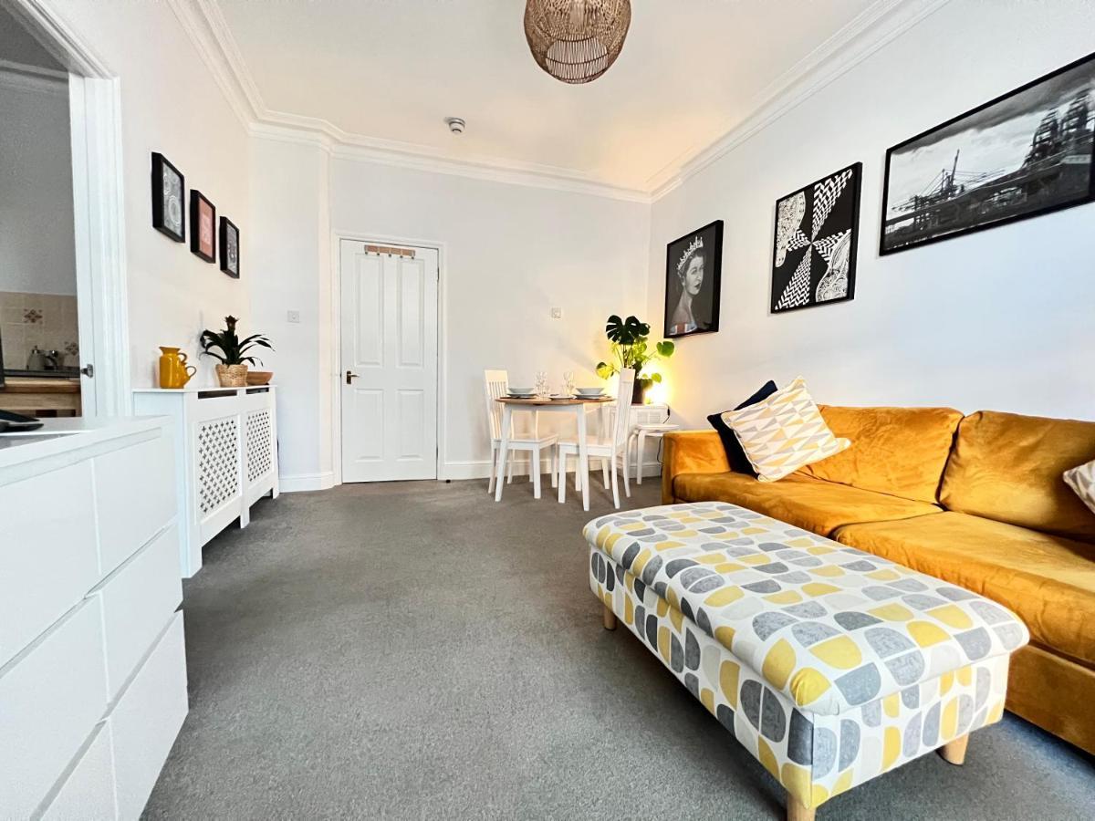 Stylish One-Bedroom Rental With Private Patio In Zone 2 London Luaran gambar